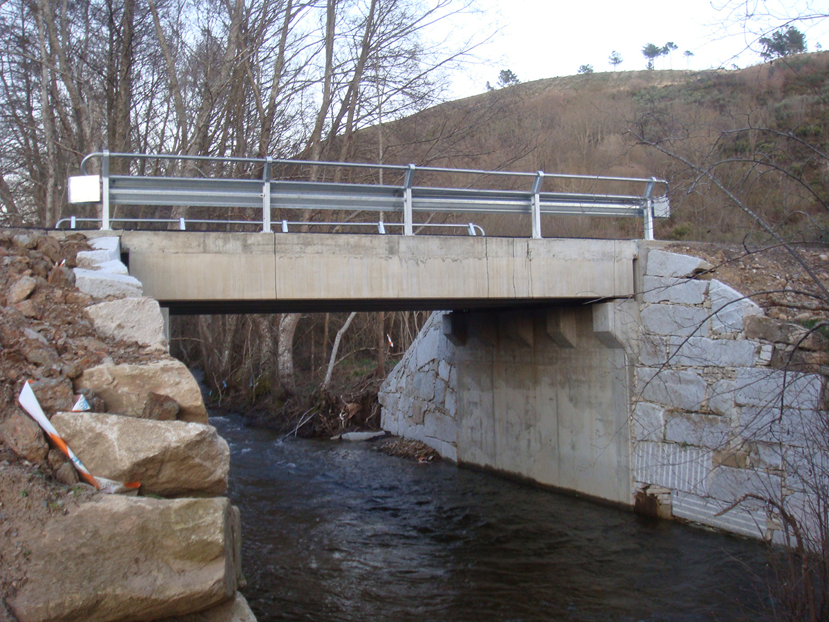 Puente sobre el Río Pequeno en Feces de Cima, T.M. de Verín